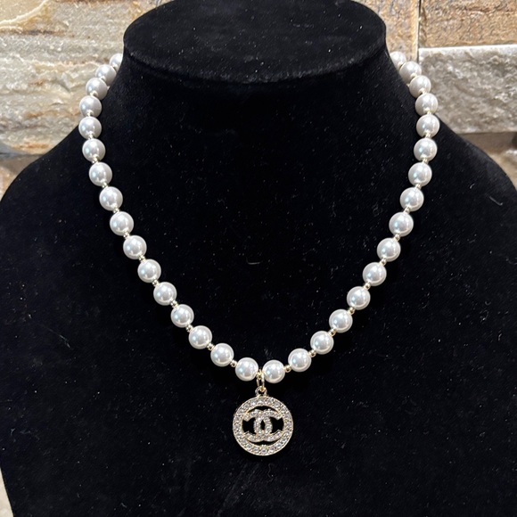 Upcycled Jewelry - Chic faux Pearl Necklace with Gold-Tone designer Crystal Pendant